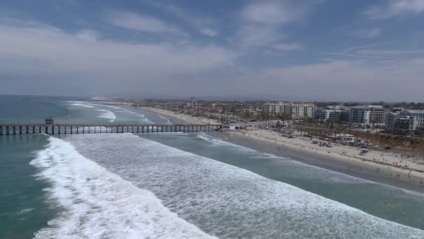 圣迭戈附近的下城海滨海滩 加州固定航空无人机拍摄的水平高清人群在海滨波浪中嬉戏 — 图库视频影像