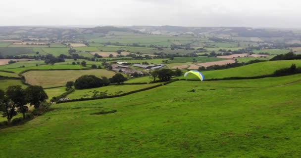 Shot Paraglider Flying Ridge Hill Lovely View Countryside — Stock Video