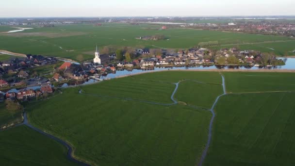 Снимок Беспилотника Небольшой Традиционной Деревни Oosthem Friesland Зеленые Фризские Сельскохозяйственные — стоковое видео