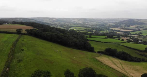 Ngiliz Kırsalının Manzarası Ile Paragliding Çekimi — Stok video