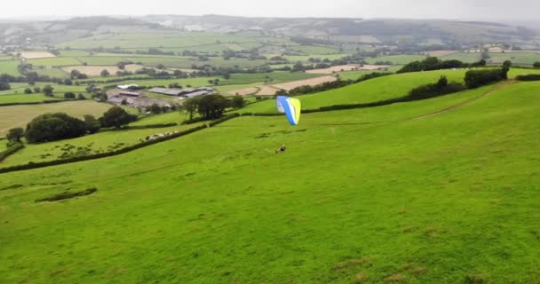 Luchtopname Een Paraglider Een Vallei Devon Engeland — Stockvideo