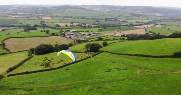 Parallax Shot Paraglider Flying East Devon Countryside England — Wideo stockowe