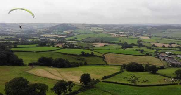 Aerial Shot Paraglider Flying Devon Countryside England — Stock Video