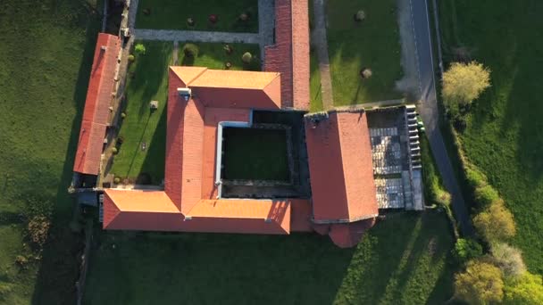 黄金の時間の間に中世のAciveiro修道院の空中ビューのトップダウン — ストック動画
