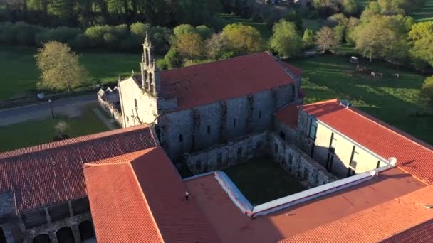 Middeleeuwse Kerk Van Het Aciveiro Klooster Gouden Uur Luchtbaan — Stockvideo