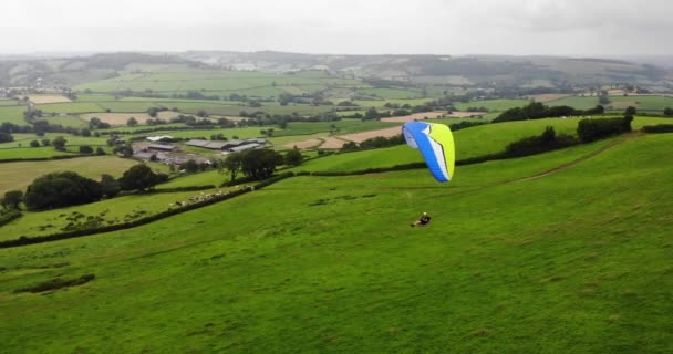 Aerial Shot Paraglider Flying Field Countryside East Devon England — Stock Video