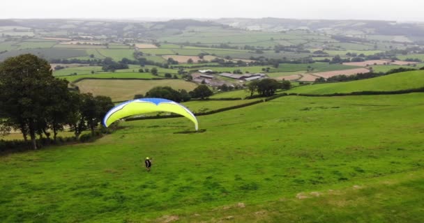 Aerial Parallax Shot Paraglider Taking Hill Devon England — Stockvideo