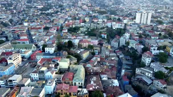 Paralaje Aéreo Casas Colores Valparaíso Cerro Alegre Concepción Coches Conduciendo — Vídeos de Stock