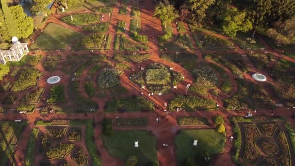 사람들은 아르헨티나 부에노스아이레스 의아름다운 예술을 가지고 정원의 걷는다 공중에서 하늘을 — 비디오