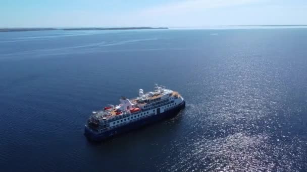 Uitzicht Vanuit Lucht Een Cruiseschip Open Water Een Blauwe Hemel — Stockvideo