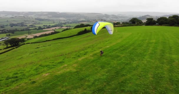 Aerial Shot Paraglider Ready Take Hill Devon England — Vídeo de Stock