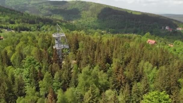 Órbita Aérea Ancha Sobre Torre Vigilancia Bosque — Vídeos de Stock