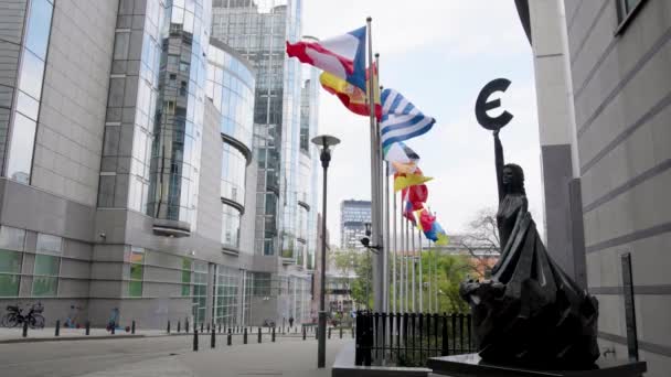 欧洲是一座青铜雕像 旁边是欧洲议会大楼 一个女人拿着一个欧元符号 Bears Symbol Euro Sign Unity比利时布鲁塞尔 — 图库视频影像