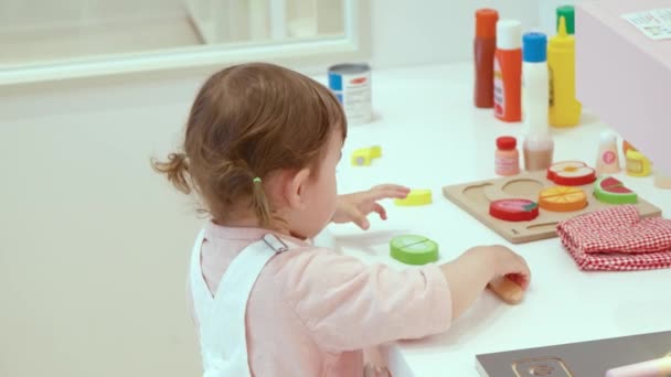 Kleines Mädchen Schneidet Holzgemüse Mit Einem Holzmesser Kindercafé Küchensatz Kochspielzeug — Stockvideo