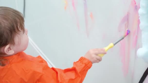 Очаровательная Двухлетняя Девочка Рисующая Стене Игровой Комнаты Кафе Тоддлер Высокий — стоковое видео