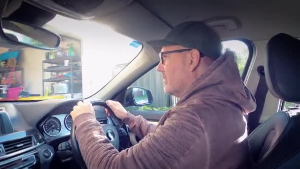 Ένας Αφηρημένος Άνθρωπος Είναι Σοκαρισμένος Και Βγαίνει Από Αυτοκίνητό Του — Αρχείο Βίντεο