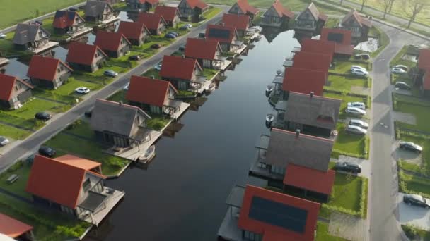 Lujoso Complejo Vacacional Pólder Con Barcos Jetty Waterstaete Ossenzijl Holanda — Vídeo de stock