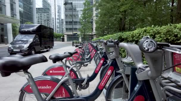 Eine Nahaufnahme Einer Reihe Santander Fahrräder Die Entlang Der Upper — Stockvideo