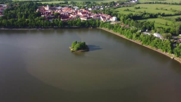 Αεροφωτογραφία Μιας Μικρής Ιστορικής Πόλης Trebon Που Περιβάλλεται Από Μια — Αρχείο Βίντεο