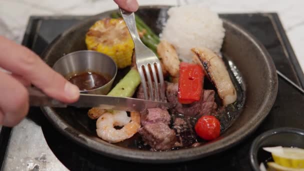 Cutting Roasted Beef Steak Served White Rice Grilled Prawns Vegetables — Stock Video