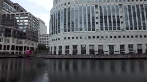 Early Morning Shot Canary Wharf Panning River Thames Reveal Deserted — Vídeos de Stock