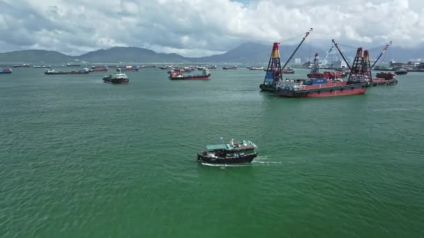 Lokale Boot Vaart Tussen Gastheer Van Containerschepen Baai Tuen Mun — Stockvideo