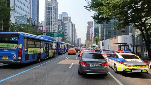 Ônibus Cidade Carros Particulares Carro Polícia Preso Trânsito Rua Principal — Vídeo de Stock