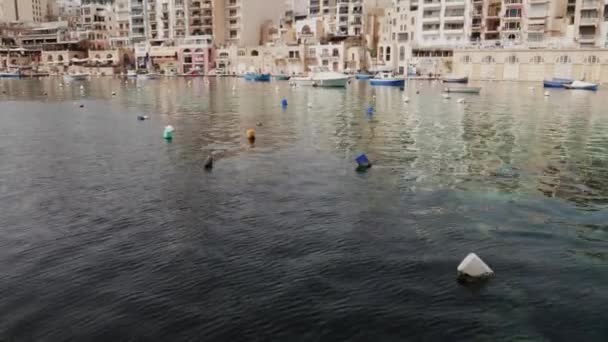 Kamera Güneşli Bir Günde Malta Nın Julian Körfezi Ndeki Güzel — Stok video