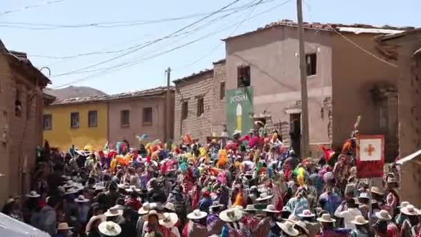 Wide Shot Colorful Procession Tinku Festival Dancers Beautiful Hats Decorated — ストック動画