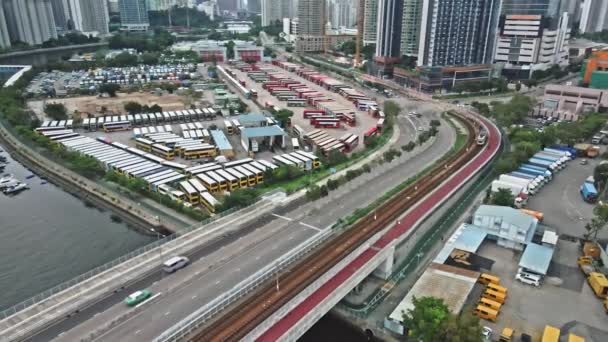 Вид Сверху Mtr Light Rail Пересекает Мост Туен Мун Гонконг — стоковое видео
