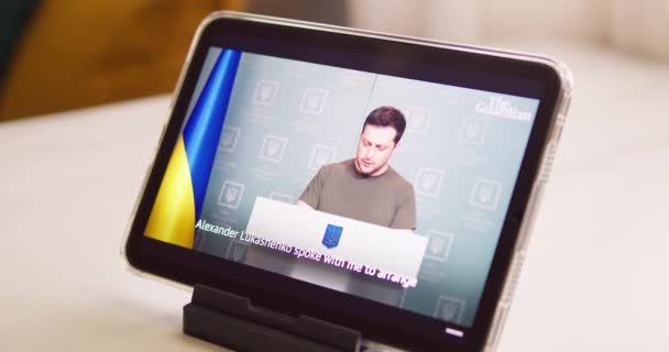 观看乌克兰总统沃洛德梅尔 泽伦斯基在新闻上的演讲 并在网上就平板电脑发表演讲 关于乌克兰和俄罗斯之间紧张关系的新闻 俄国的侵略战争的威胁 — 图库视频影像