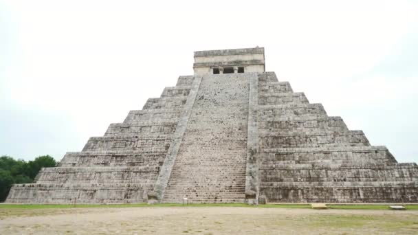 Oude Chichen Itza Piramide Blijft Yucatan Mexico Een Bewolkte Dag — Stockvideo