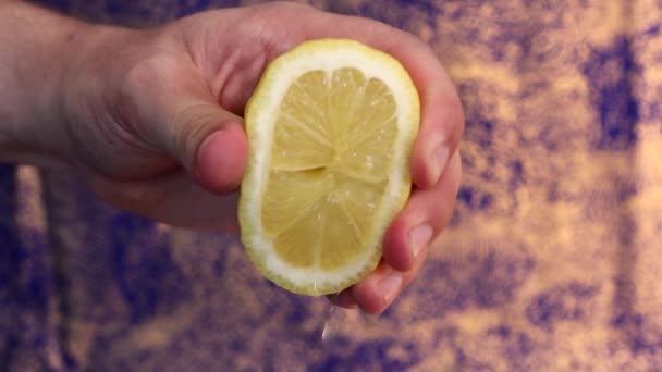 Squeezing Lemon Get Lemon Juice Out Hand Giving Maximum Power — Video