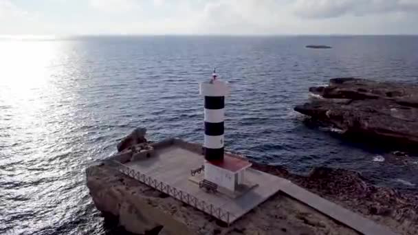 Nagranie Dronów Latarni Morskiej Sant Jordi Majorka Hiszpania Niebieskimi Falami — Wideo stockowe