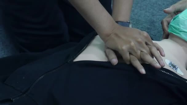 Adult Basic Life Support Training Class Using Doll — Stockvideo