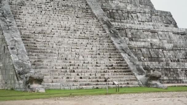 Close Historical Chichen Itza Pyramid Stone Steps Yucatan Mexico — Stockvideo