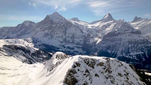 瑞士阿尔卑斯山山顶雪地上的雪地上 顺时针绕着雪地转 — 图库视频影像