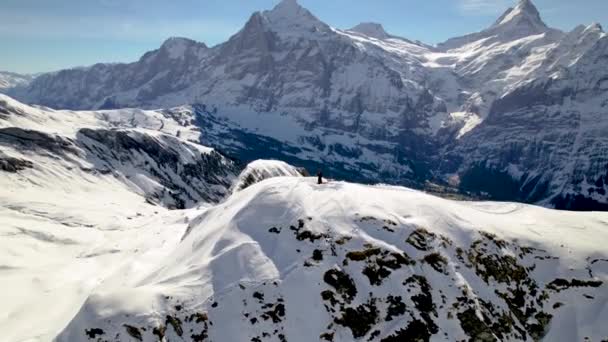 Plano Aéreo Snowboarder Cima Una Montaña Nevada Los Alpes Suizos — Vídeos de Stock