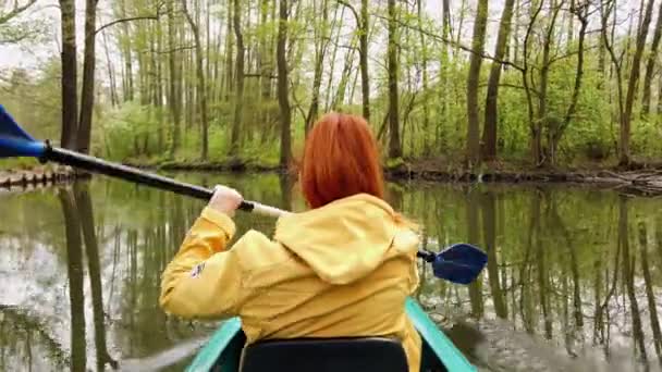 Kayak Tour Ginger Dziewczyna Wiosłując Przez Piękną Niemiecką Przyrodę — Wideo stockowe