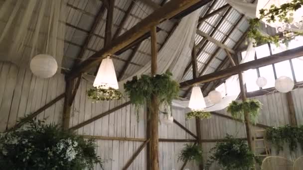 Boho Hochzeit Hölzerne Location Mit Atemberaubenden Feuerzeugen Und Pflanzen — Stockvideo