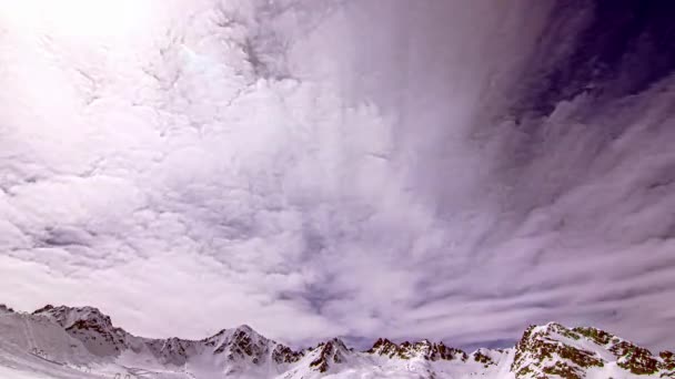Низкоугольный Снимок Белого Снежного Горного Хребта Весеннее Время Хронология Облаков — стоковое видео
