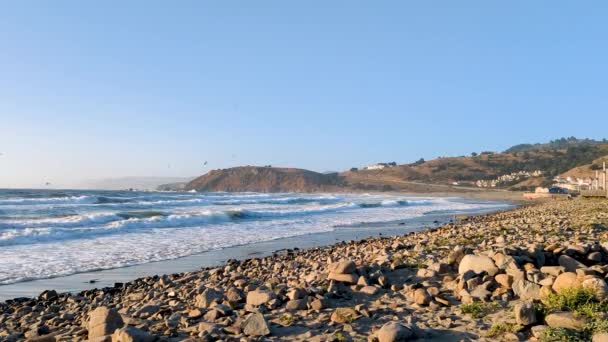 Playa Del Estado Pacifica Océano Olas Golpeando Rodeado Montañas — Vídeo de stock