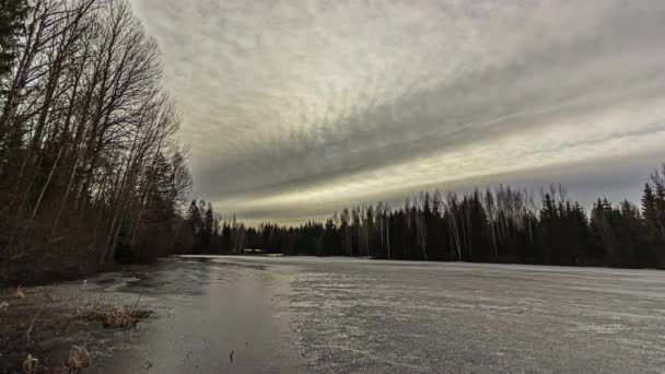 Olvadó Jég Tavon Napkeltekor Változó Évszakok Tél Tavaszig — Stock videók