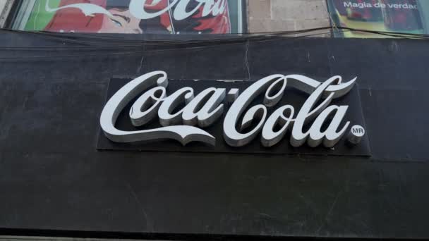 Coca Cola Sign Black Background Στο Κέντρο Αναζωογόνησης Στην Πόλη — Αρχείο Βίντεο