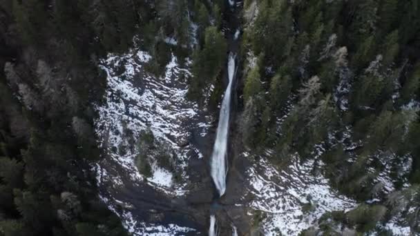 冬の間にフランスのアルプスで驚くべき大きな滝のドローンショット — ストック動画