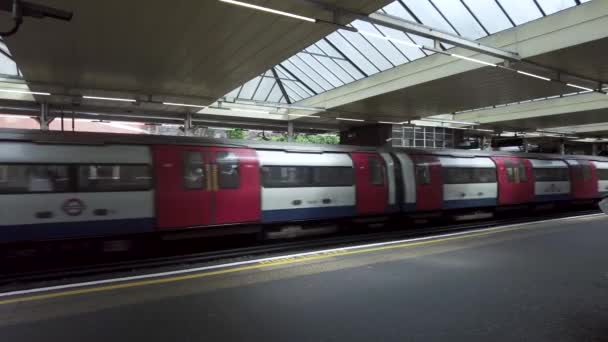 Wagen Eines Vorbeifahrenden Zuges Bei Der Abfahrt Vom Bahnhof Finchley — Stockvideo