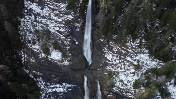Zdjęcie Lotnicze Niesamowitego Dużego Wodospadu Zimą Alpach Francuskich Góry Dołu — Wideo stockowe