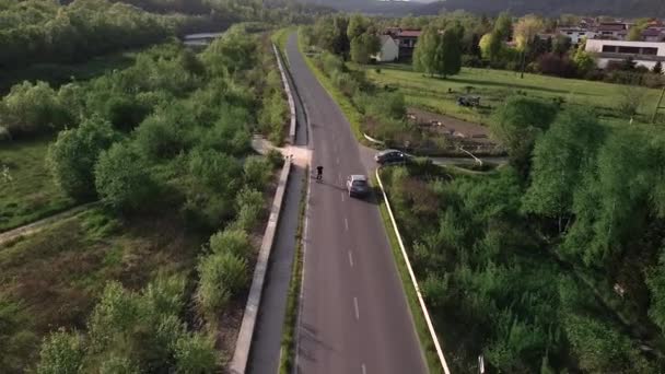 Man Rolschaatsen Lege Weg Zonnige Dag Luchtfoto — Stockvideo