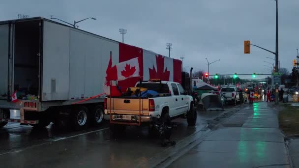 Ciężarówki Zablokowały Drogę Podczas Protestu Konwoju Freedom Windsorze — Wideo stockowe