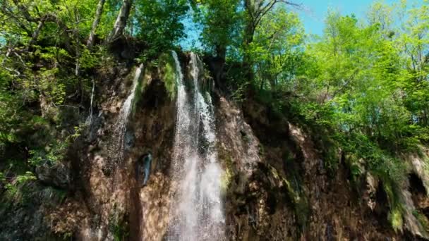 Stunning Waterfall Plitvice Lakes National Park Croatia Tilt Shot Revealing — Stock Video